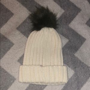 NWOT White winter hat with a detachable Pompom